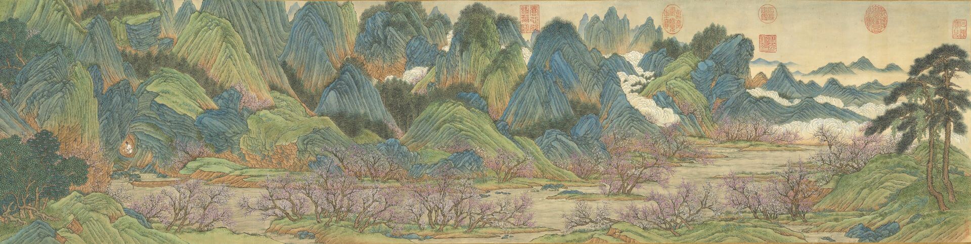 第一段描繪溪岸桃林、漁夫入洞場景。清乾隆 王炳《仿趙伯駒桃源圖》（局部），1768，紙本設色，35.1×479.3公分，國立故宮博物院藏。（©國立故宮博物院）
