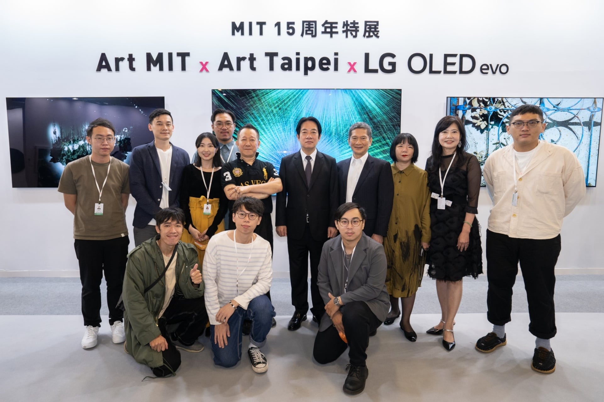 畫廊協會力求擴大文化政策紅利帶來的產業動能，制定協會對產業界協助的策略。圖為時任副總統的賴清德於2022年ART TAIPEI現場觀展合影。（畫廊協會提供）