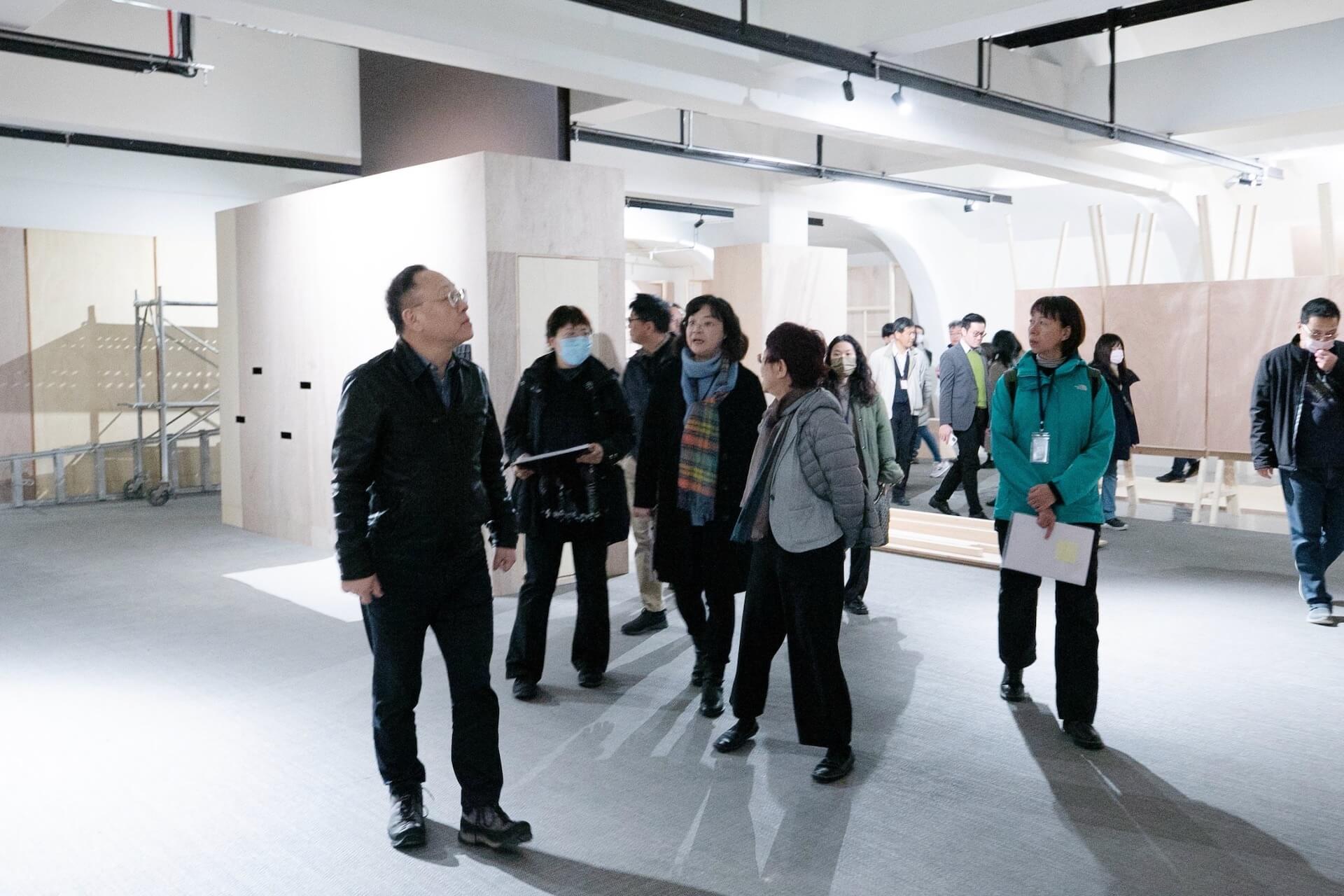 文化部長史哲視察國立歷史博物館內部。（本刊編輯室）