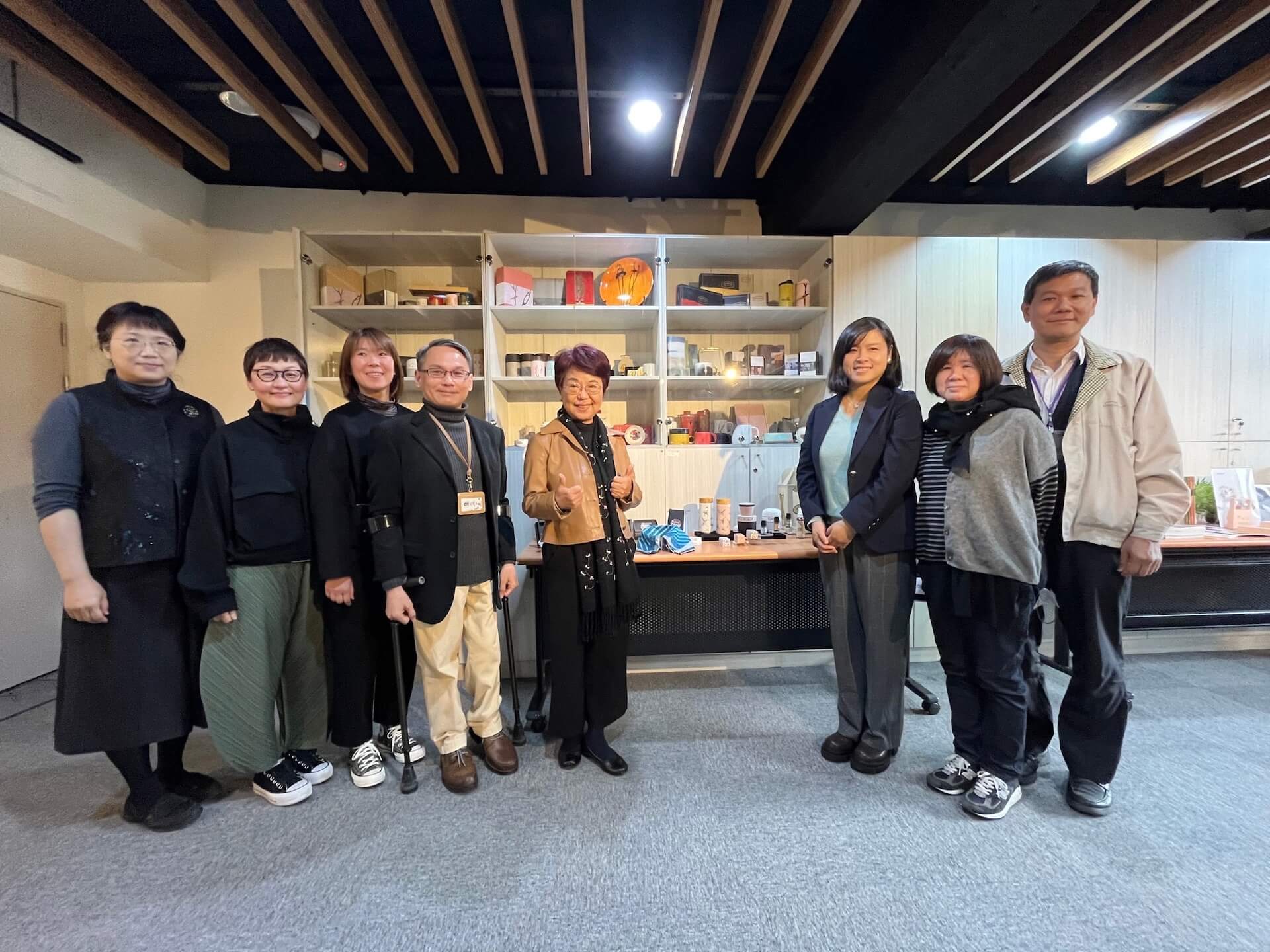 國立歷史博物館館長王長華（左五）、副館長王逸群（左四）與史博館一級主管同仁合影，展現開館決心。（本刊編輯室）