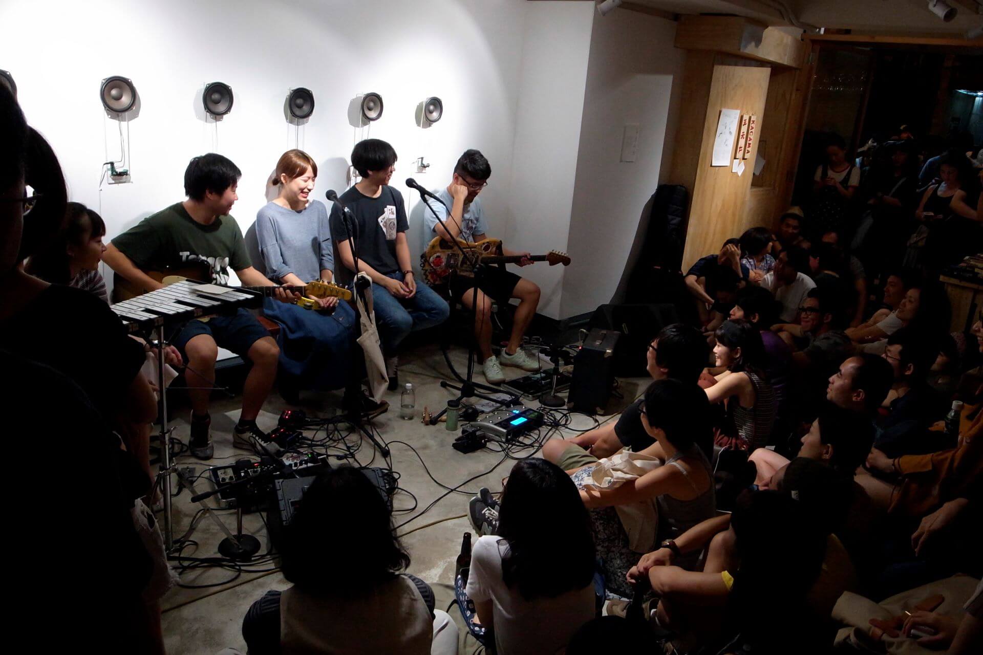 樂隊Teenage Riot及友人辦的音樂會，觀眾擠滿合舍舖內及舖外。（合舍提供）