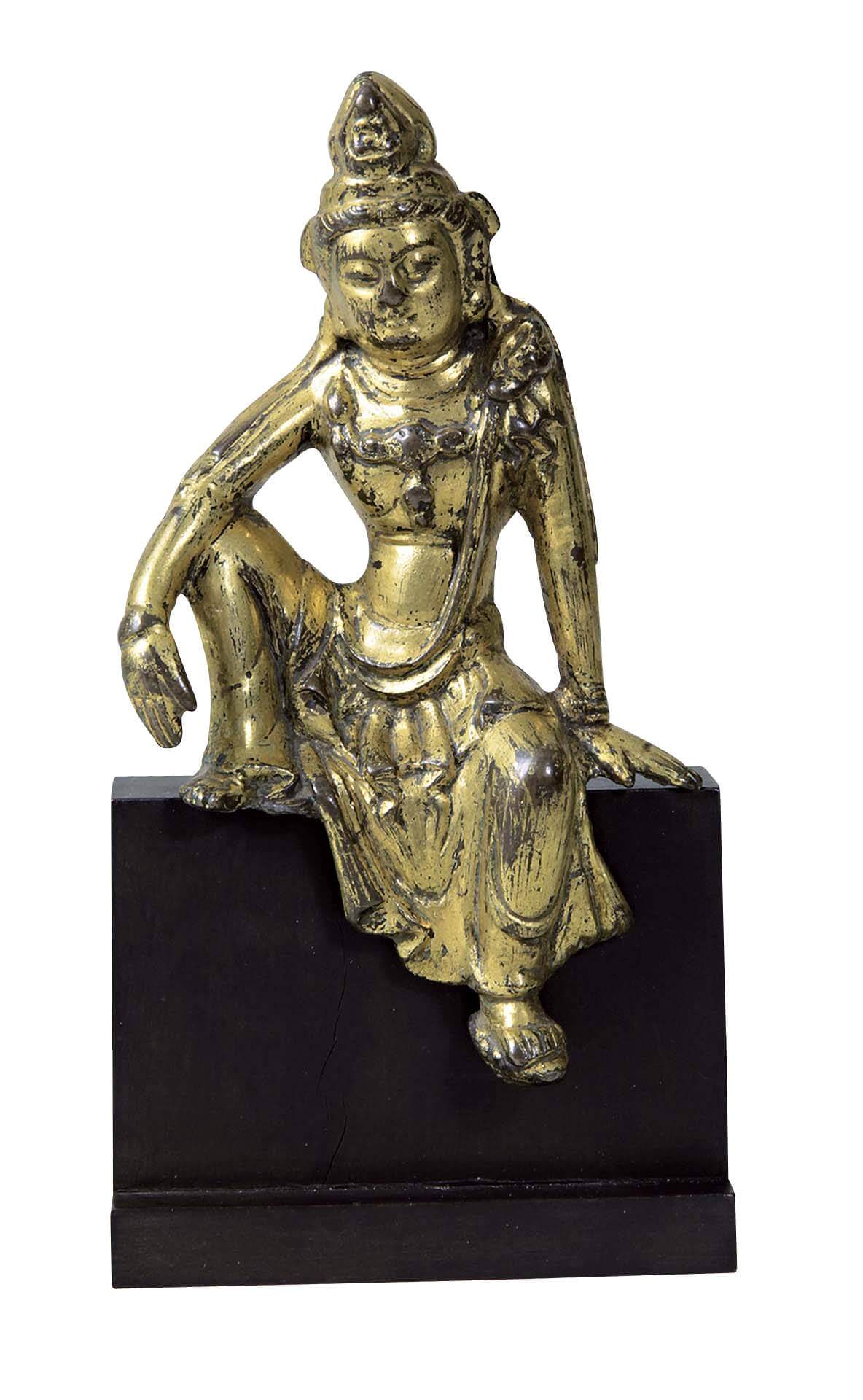 唐〈金銅觀音菩薩遊戲坐像〉，松岡美術館藏。（全期展示）。