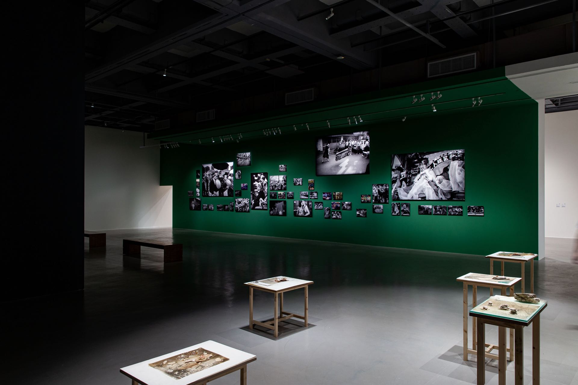 這次雙年展攝影媒材的進場再加上所謂「小世界」的策展理念，確實為攝影媒材構建出一個頗有趣的想像空間。圖為「2023台北雙年展：小世界」藝術家許村旭及娜絲琳．寇德展區一景。臺北市立美術館提供。