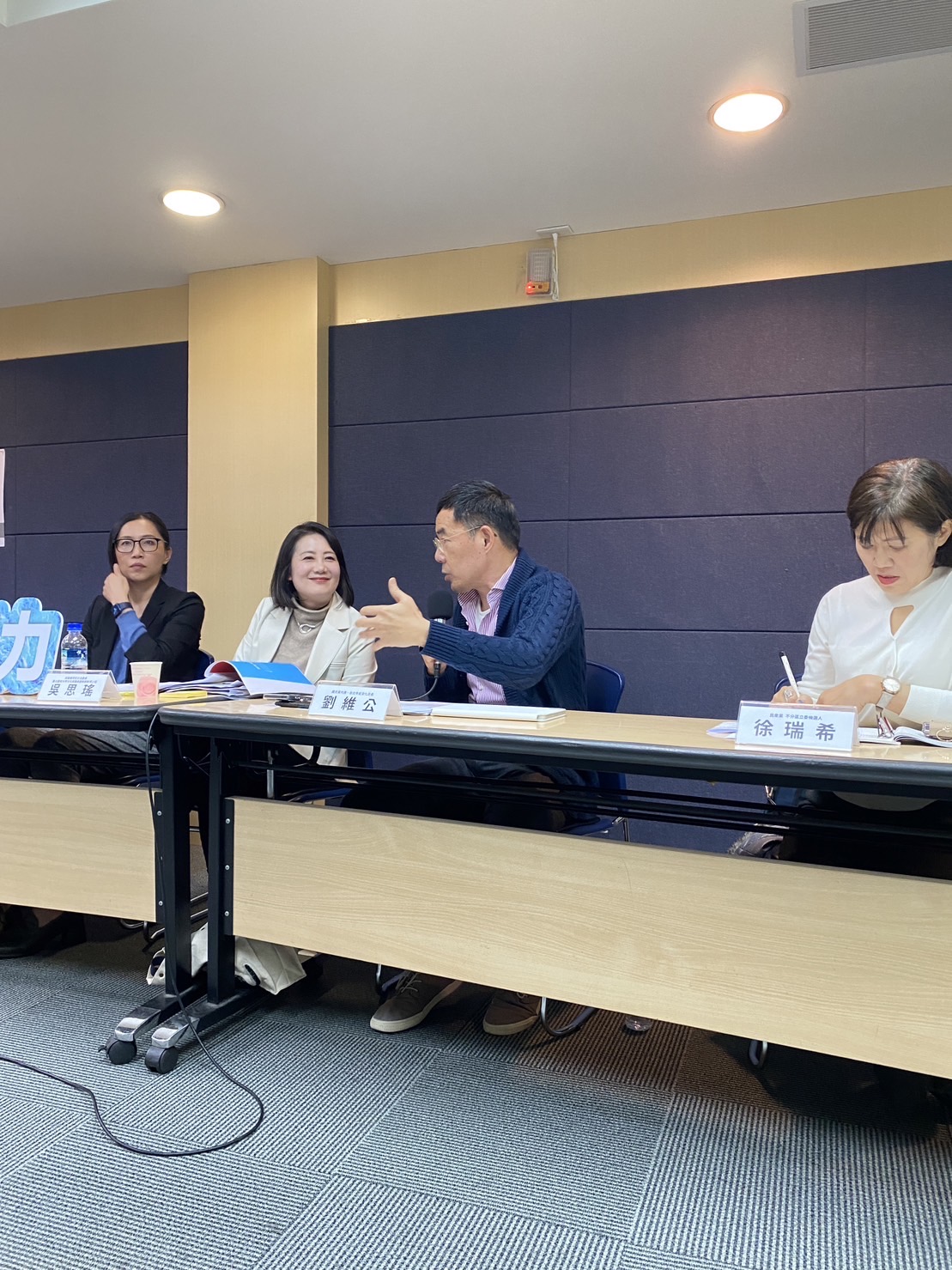 劉維公進一步在記者會中，聲明侯友宜競選團隊提出的「三個解放、三大改革、三項共營」——從KPI僵化框架中解放、從口號中解放、從「國家隊」思維中解放。（本刊資料室）