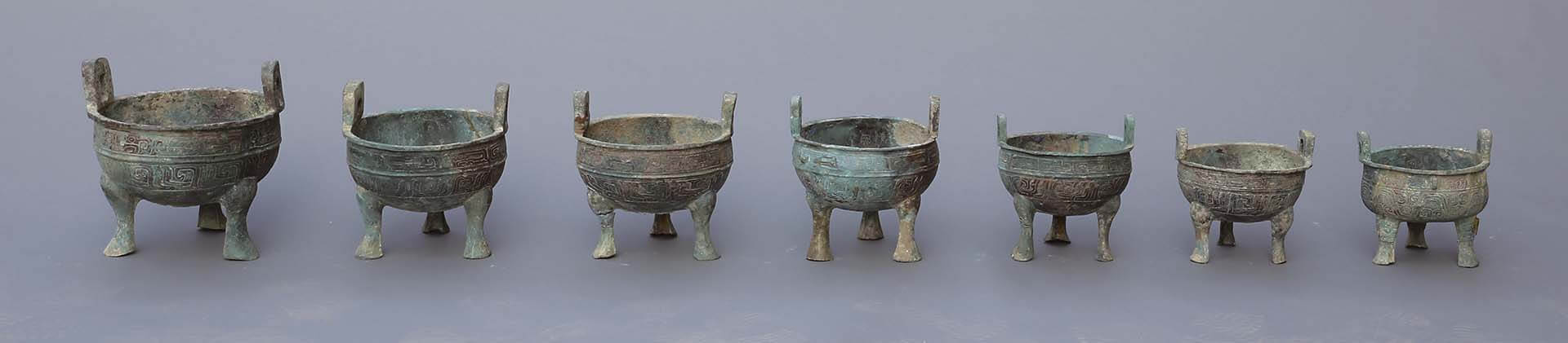 西周〈虢仲列鼎〉，1990年虢仲墓出土，虢仲為周文王的弟弟，此套鼎為列鼎制度代表，最大件高46.6公分，口徑40.4公分；最小件高26.2公分，口徑25.8公分，三門峽市虢國博物館藏。