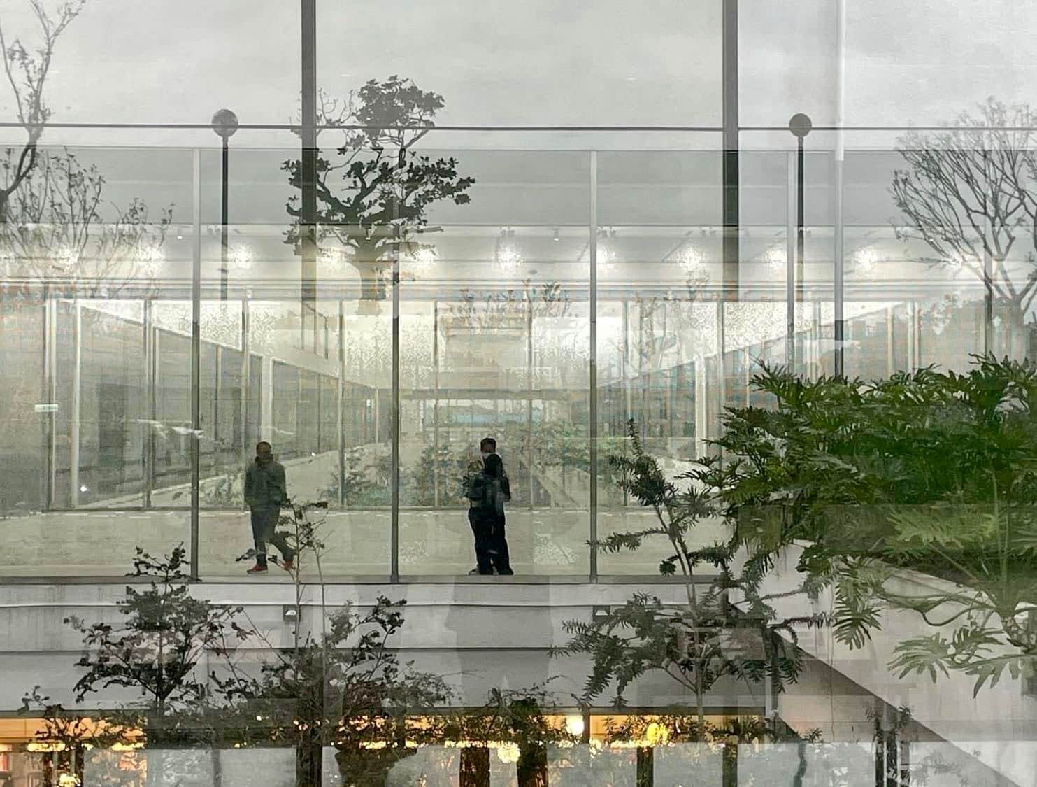 《鏡子》透過美術館驗票入口至一樓展場的廊道空間中的回字形玻璃帷幕，讓原本平面的馬賽克圖像綿延出無限的鏡像反射。圖為王衛《鏡子》展覽現場。陳飛豪提供。