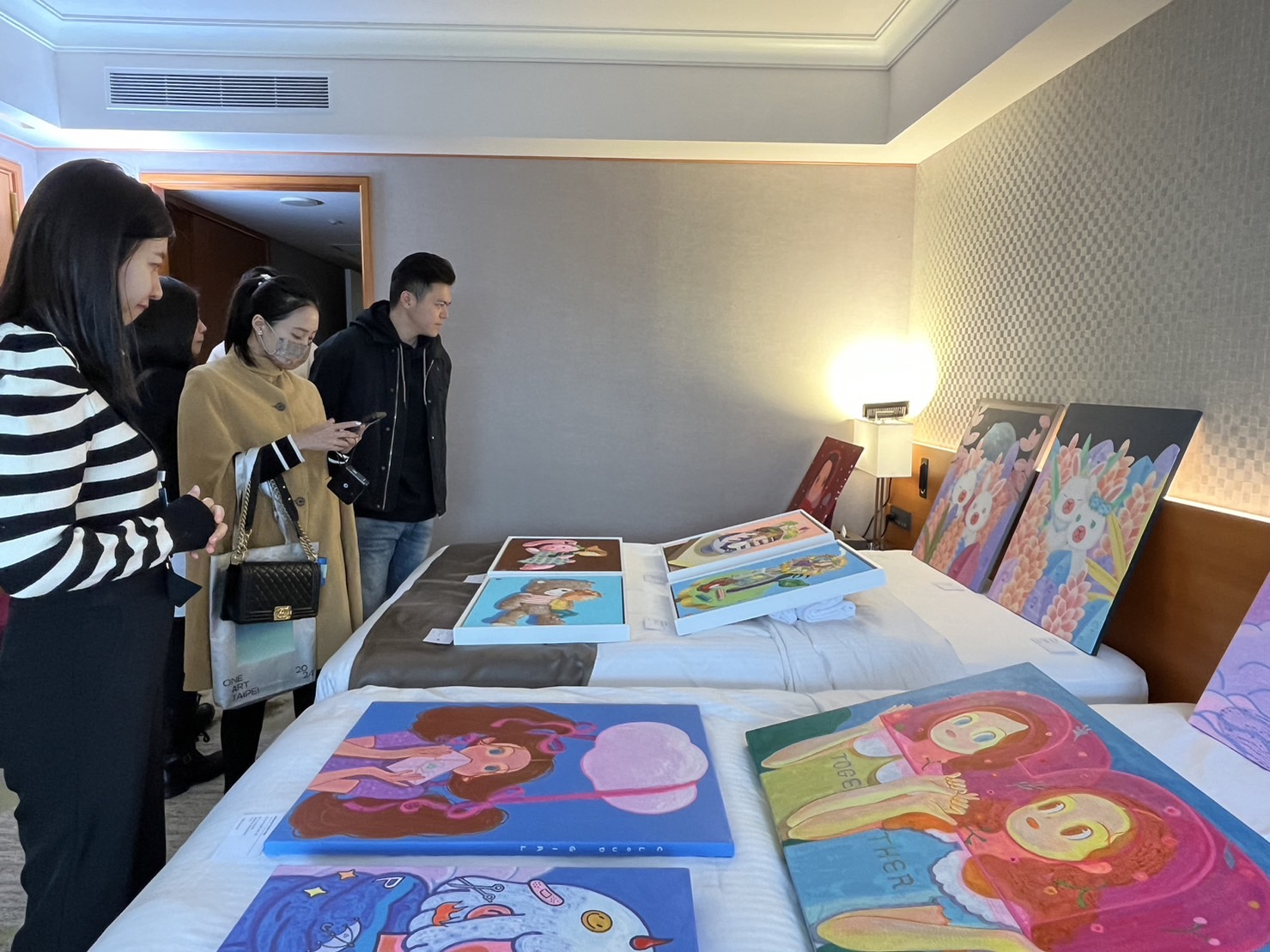 「ONE ART Taipei 2024 藝術台北」於預展日即吸引觀展人潮。（本刊資料室）