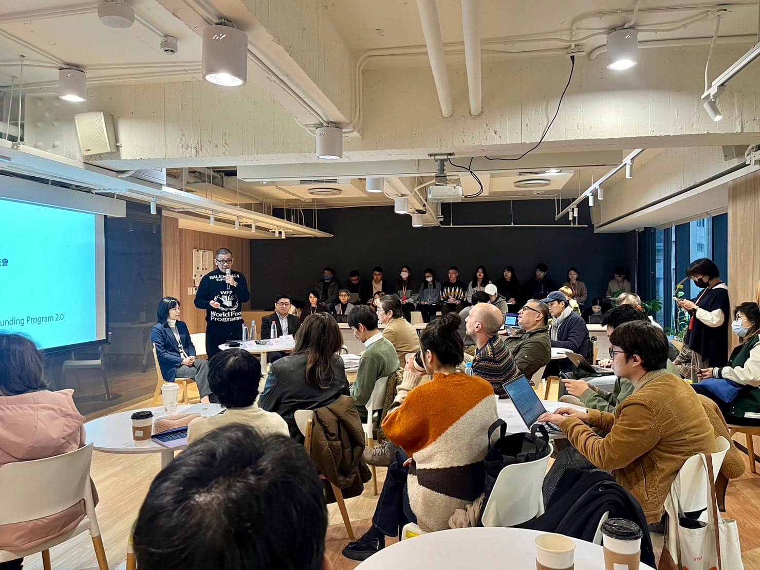 文策院也緊急在昨日(1/23)下午召開第一場說明會,由董事長蔡嘉駿親自出席,並對新方案公告造成的影響致歉。(本刊資料室)