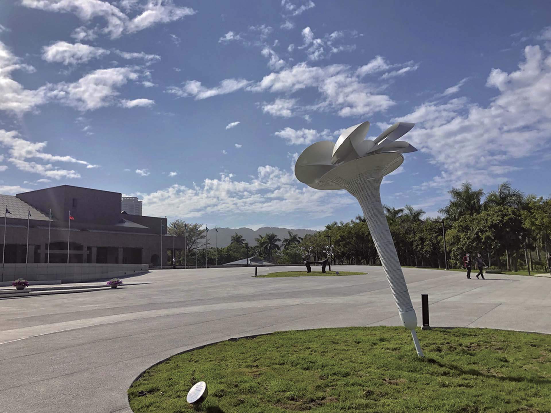 梁任宏作品《向上提升的力量》於高雄市立美術館館前廣場。（高雄市立美術館提供）