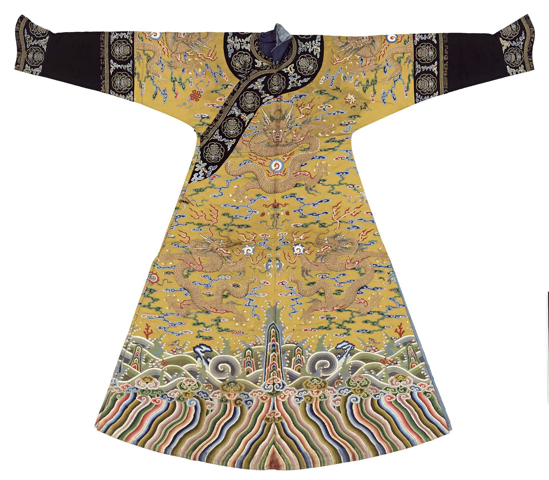 圖17 清〈明黃色緞繡彩雲八寶金龍紋女夾龍袍〉，身長144.5公分，袖長176公分，袖口18.5公分，下襬124公分，北京故宮博物院藏。
