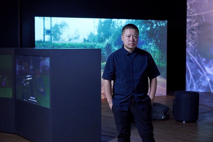 王拓及其作品於「希克獎2023」展覽現場。攝影：梁譽聰。（M+提供）