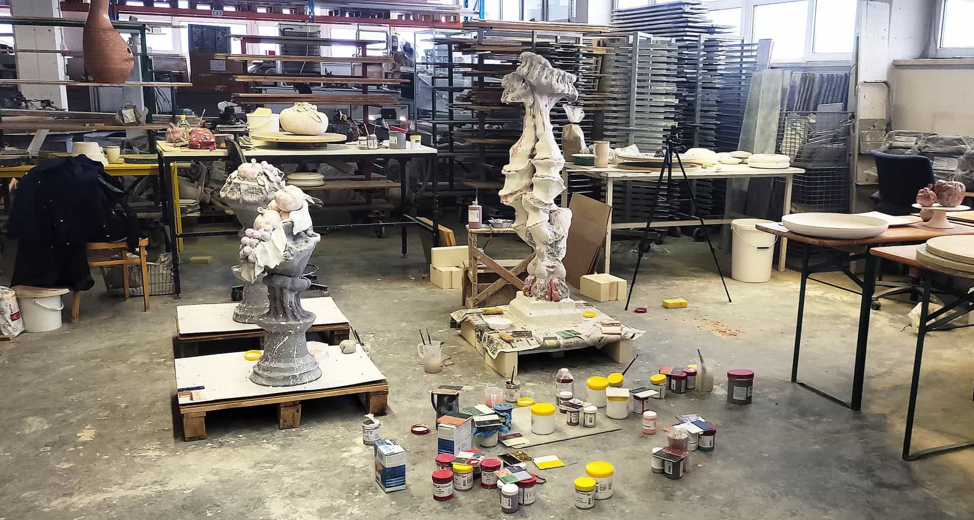 位於格蒙登陶瓷工廠內部，我的創作空間。（攝影／蔡佳宏）