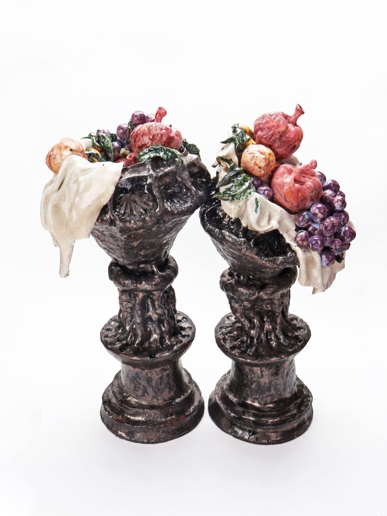 《The Green Flamed: Feast》，陶土、釉藥，49×39×83 cm和50×43×84 cm，盤土條製作、燒成溫度1080度。（攝影／蔡佳宏）