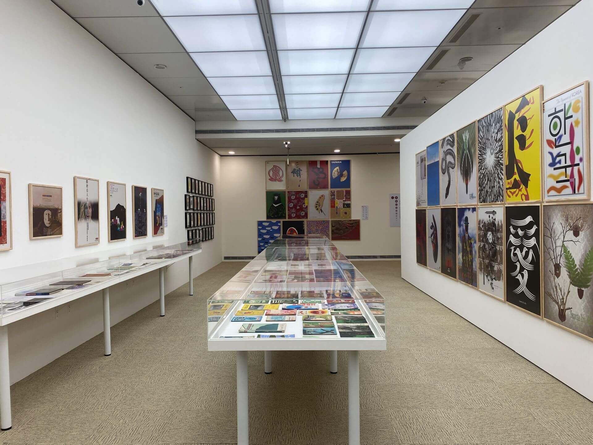 三樓展區展陳不同時期臺灣本地視覺設計海報。（攝影／朱佑霖）