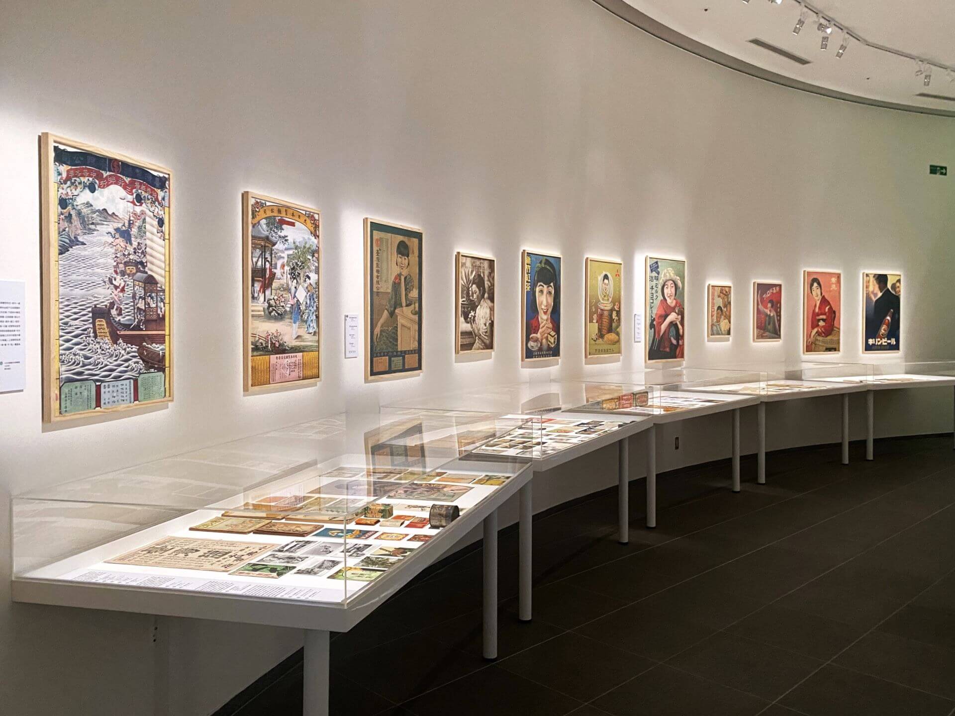 2024年「世紀的容顏：臺灣百年美術設計發展暨文獻展」一樓展廳，展示日治時期臺灣外銷商品宣傳海報。（攝影／朱佑霖）