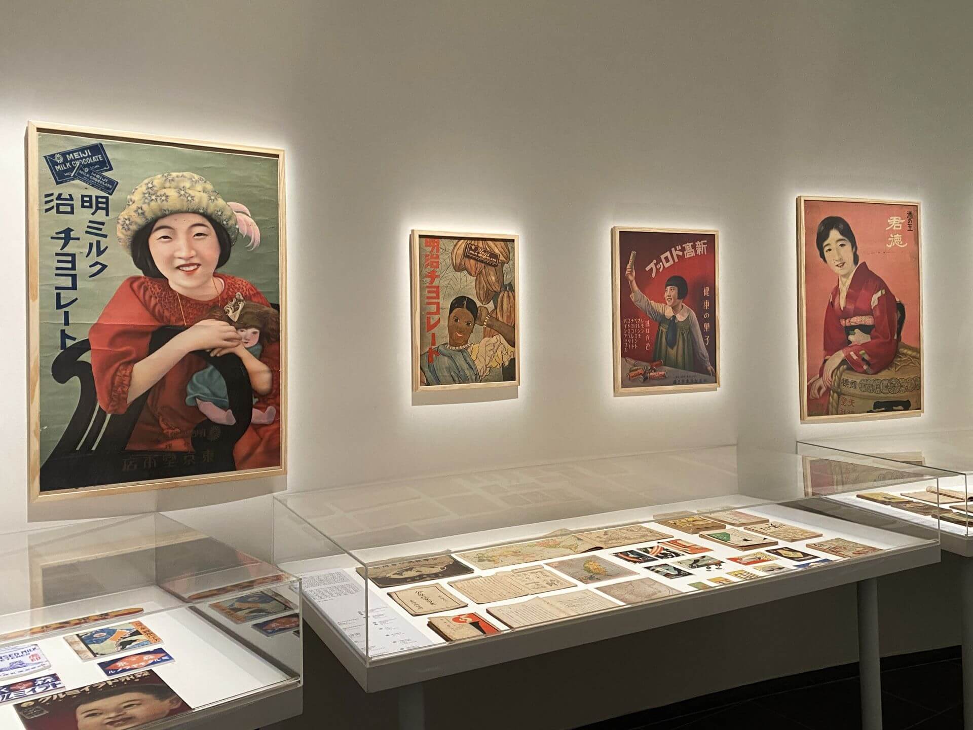 明治製菓海報，以亞洲、歐洲、非洲等地區的小女孩形象宣傳產品「牛奶巧克力」。（攝影／朱佑霖）