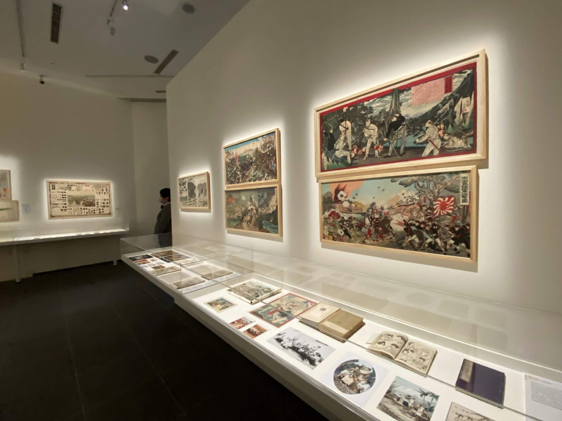 2024年「世紀的容顏：臺灣百年美術設計發展暨文獻展」一樓展廳，展示甲午戰爭相關浮世繪版畫。（攝影／朱佑霖）