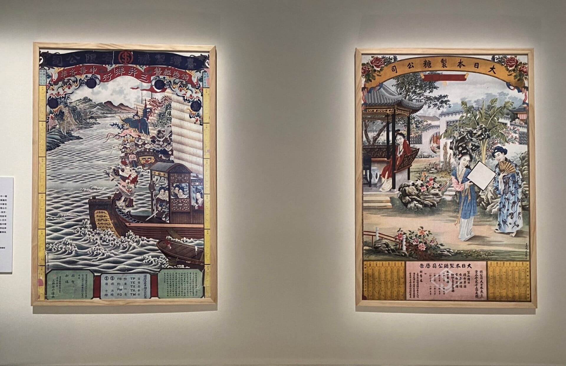 （左）臺糖月份牌廣告，1923年；（右）大日本製糖月份牌廣告，1920年。（攝影／朱佑霖）