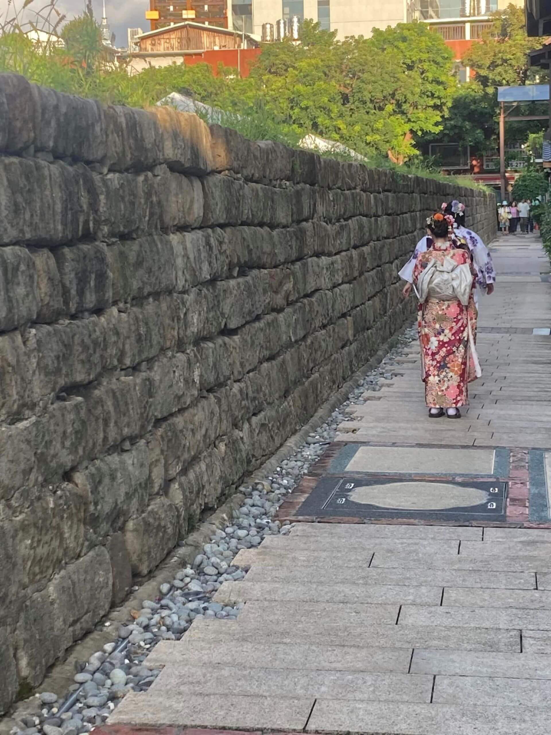 臺北刑務所圍牆，因榕錦園區的規劃，成為柯文哲前市長口中可以穿和服的「小京都」，而周遭並無不義遺址任何解說。（攝影／蕭文杰）