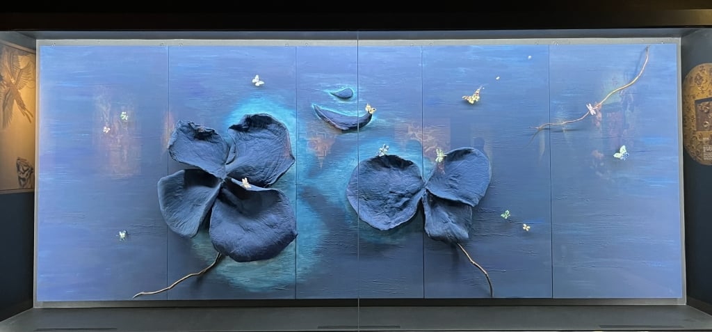 圖8 Aka Chen 2023年作〈祕密花園〉，純鈦、K金、鑽石、藍寶石等，175×440×28.5公分，私人收藏。