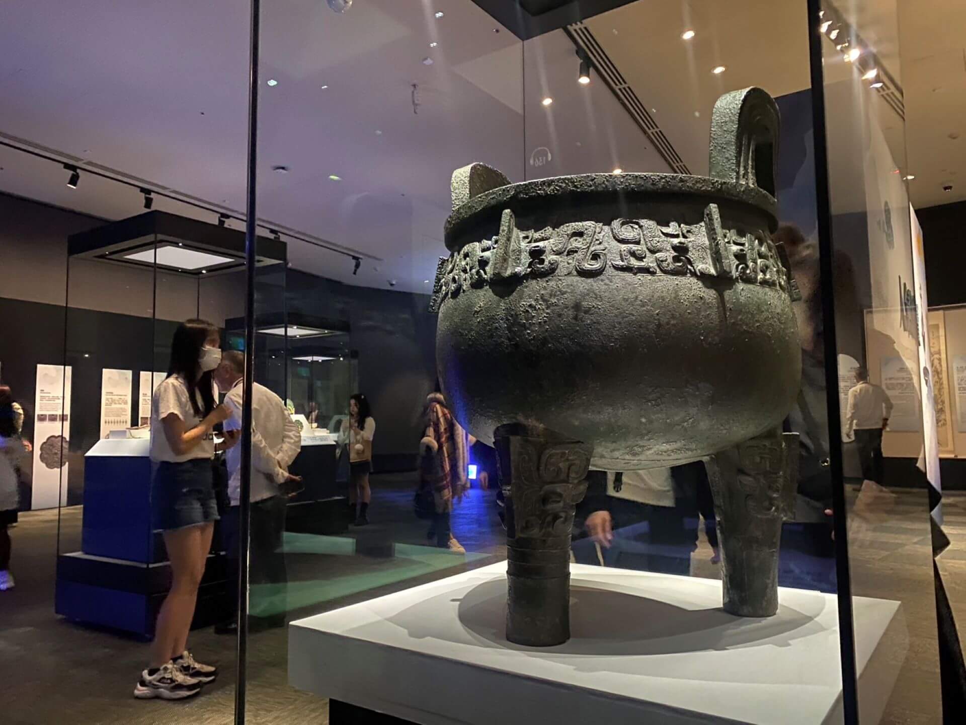 商代晚期《嬰祖丁鼎》，此鼎高達85公分，總重94.65公斤，是國立故宮博物院最大又最重的一件青銅器，國立故宮博物院藏。（攝影／朱佑霖）