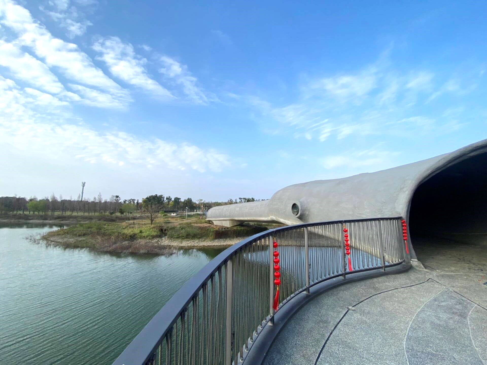 跨越人工湖景觀橋「覽月橋」，宛如化身一條巨龍行雲流水地盤旋於湖面上。（攝影／朱佑霖）