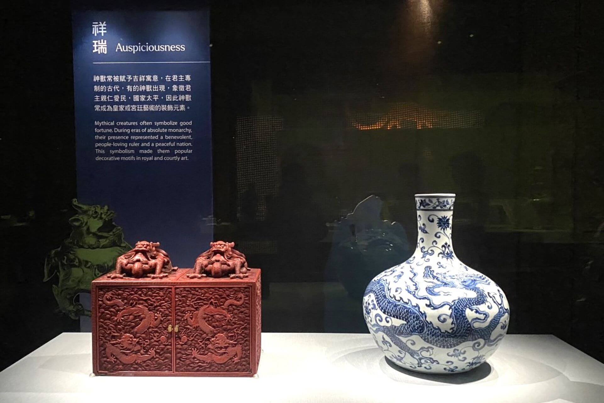 （左）《剔紅雲龍紋長方匣》、（右）《青花穿蓮龍紋天球瓶》，國立故宮博物院藏。（攝影／朱佑霖）