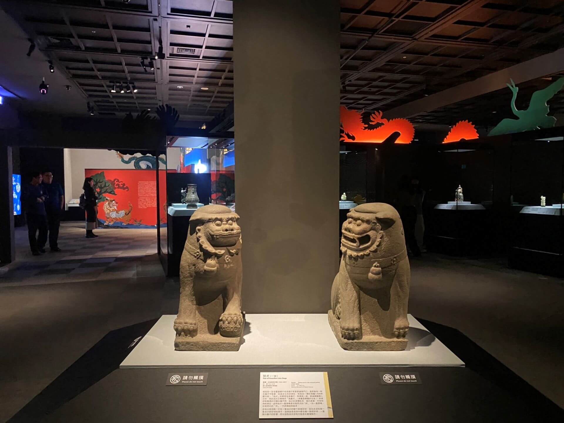 「神獸現形—文物中的奇幻生物」展場一隅。（攝影／朱佑霖）