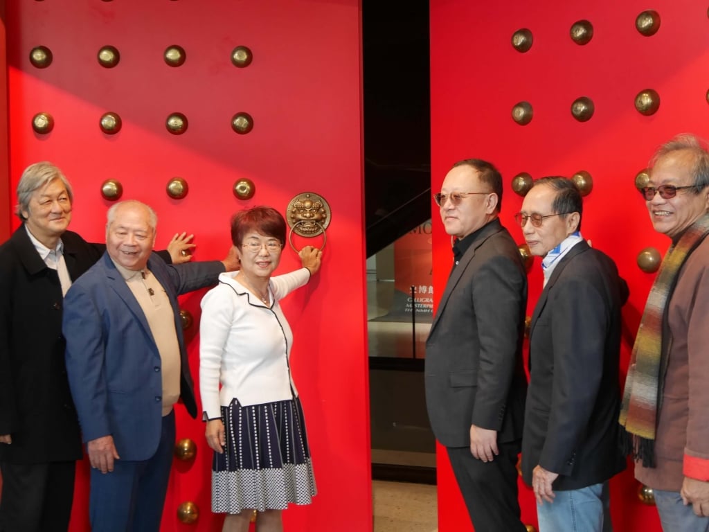 文化部長史哲、史博館館長王長華及學者專家共同開啟史博館紅色正門。（攝影／江采蘋）