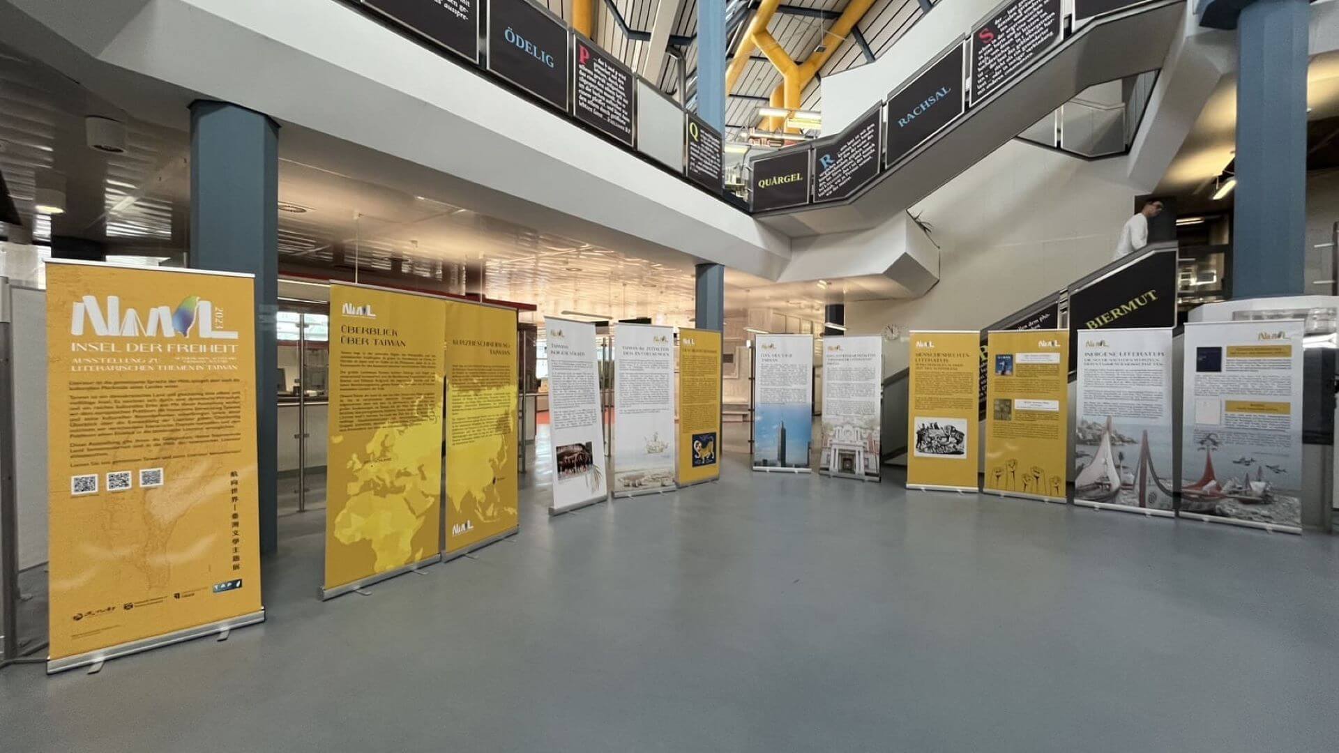 「航向世界：臺灣文學主題展」2023年巡迴歐洲各國，圖為德國特里爾大學圖書館。2024年將前進西班牙巴塞隆納大學圖書館「臺灣週」展出。（國立臺灣文學館提供）