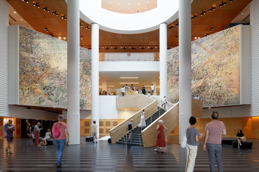 茱麗．米若圖（Julie Mehretu），《HOWL, eon&nbsp;(I, II)》，2017（installation view, SFMOMA）。commissioned by the San Francisco Museum…