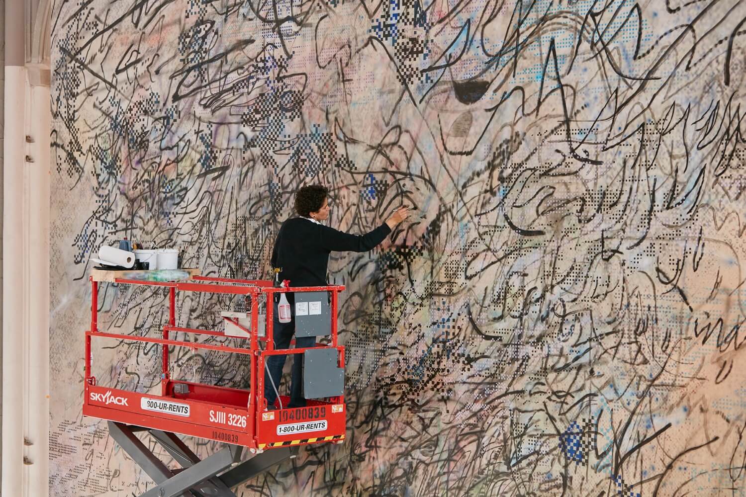 茱麗．米若圖（Julie Mehretu）繪製《HOWL, eon&nbsp;(I, II)》的過程。courtesy the artist and Marian Goodman Gallery; © Julie Mehretu; phot…
