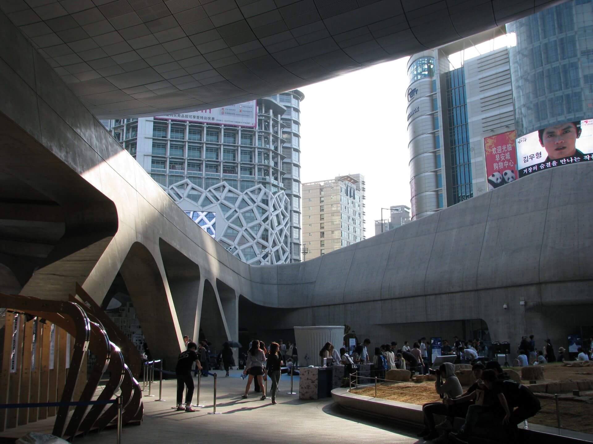首爾東大門設計廣場位於市中心，以拆除原棒球場的腹地來興建由知名建築家Zaha Hadid所設計的大型文化設施。（攝影／高森信男）
