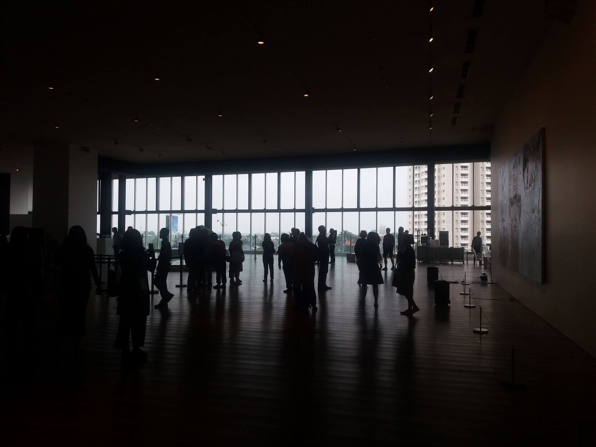 2017年，跟隨歐美貴賓團參訪甫落成的雅加達MACAN美術館，當時美術館所在的商業大樓其內裝依舊尚未完全完工。（攝影／高森信男）