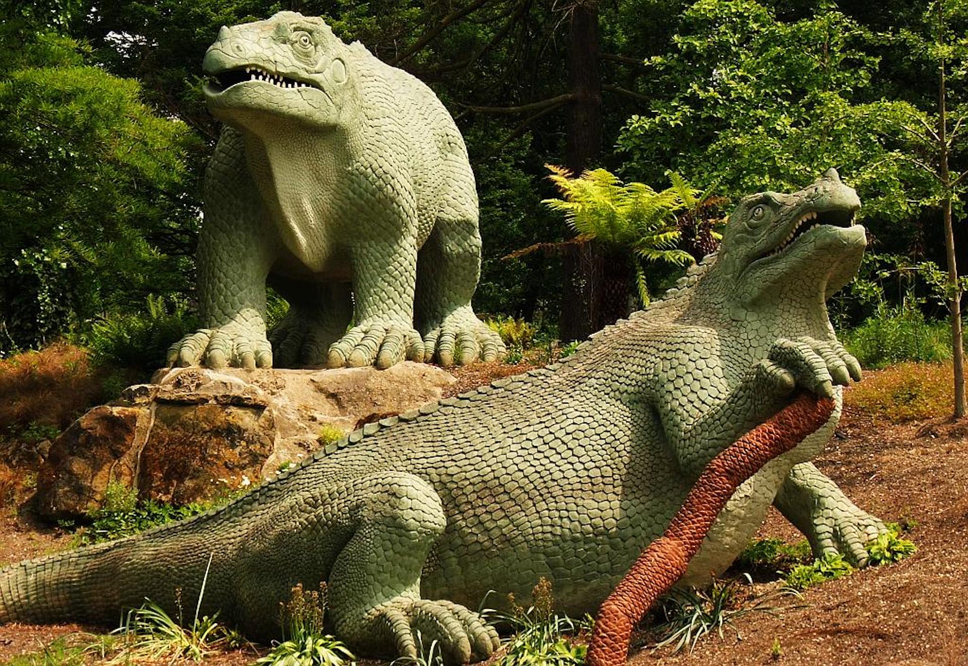 班傑明．霍金斯為水晶宮公園中所製作的恐龍塑像。（Public Domain）