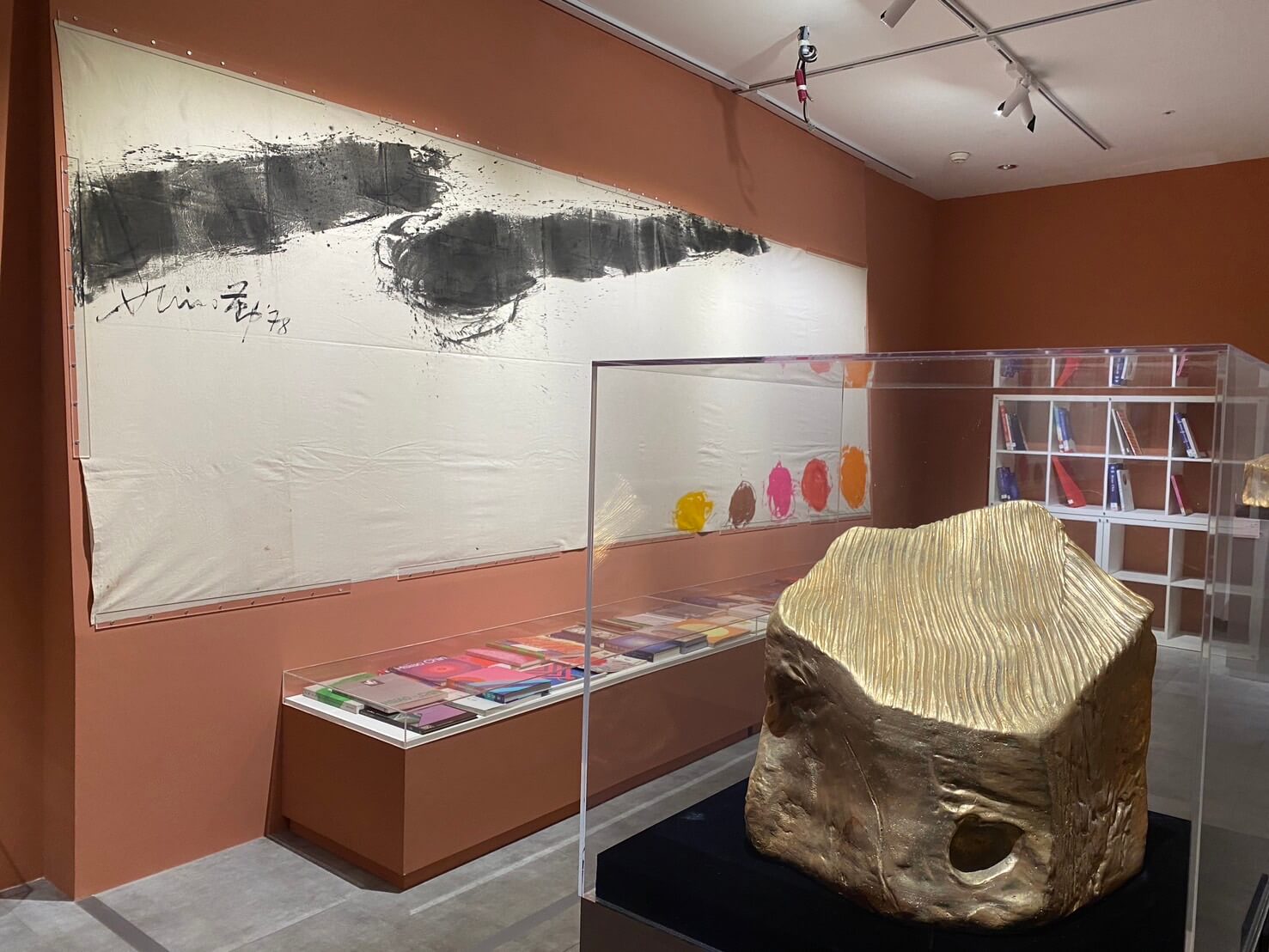三樓展出藝術家李蕭勤繪畫、雕塑及相關著作。（攝影／朱佑霖）
