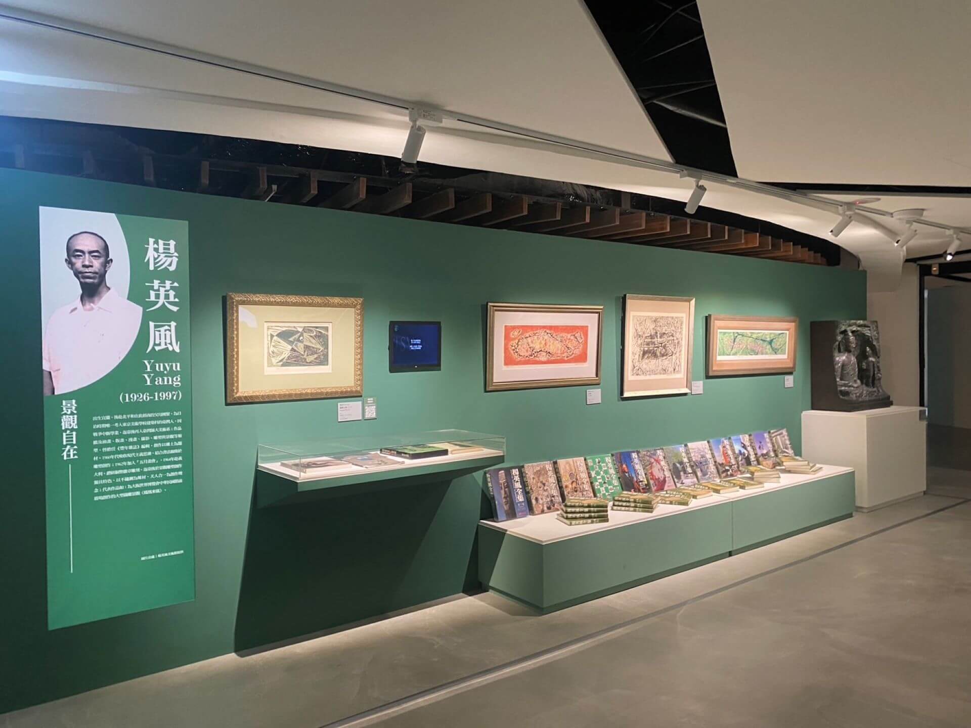二樓展出藝術家楊英風版畫、雕塑及相關著作。（攝影／朱佑霖）