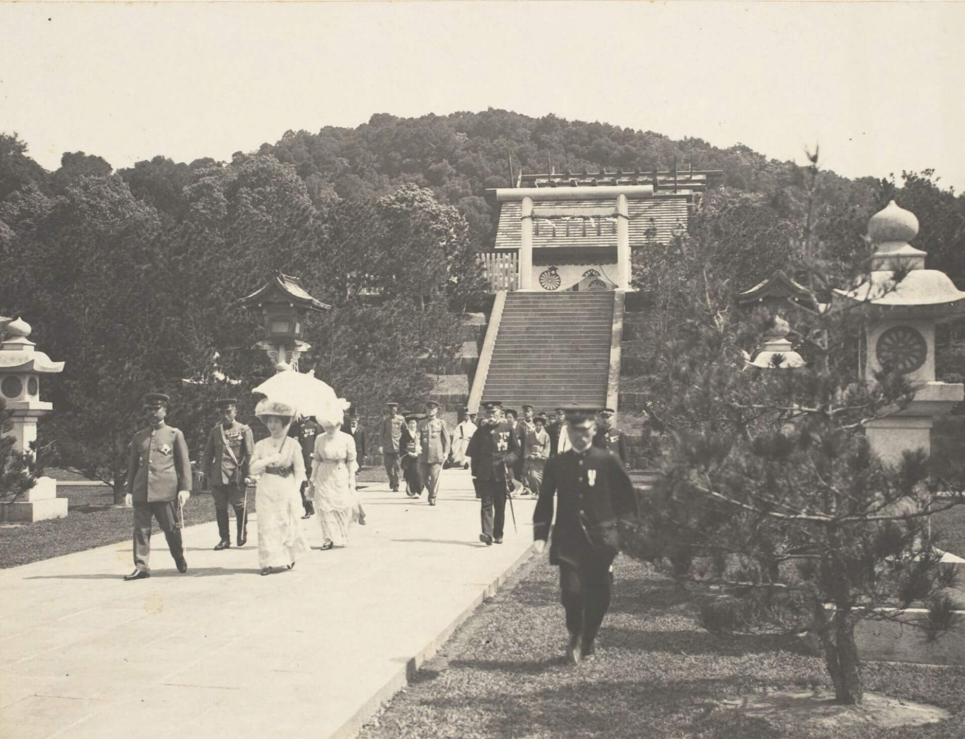 1916年，日本閑院宮載仁親王來臺，在神職人員的陪同下參拜臺灣神社（圖片源自：《閑院宮載仁親王同妃両殿下台湾御巡視写真帖》，1916）