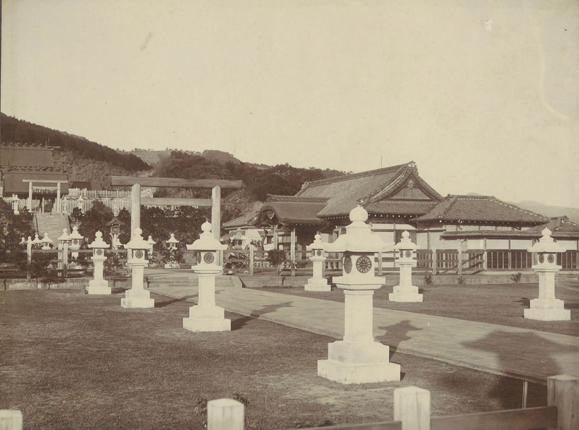 臺灣神社成立於1901年，祭祀開拓三神與北白川宮能久親王，社格為官幣大社，是日本在臺灣位階最高、規模最大的神社。（圖片源自：臺灣神社寫真，明治時代，書陵部所蔵資料目録・画像公開システム）