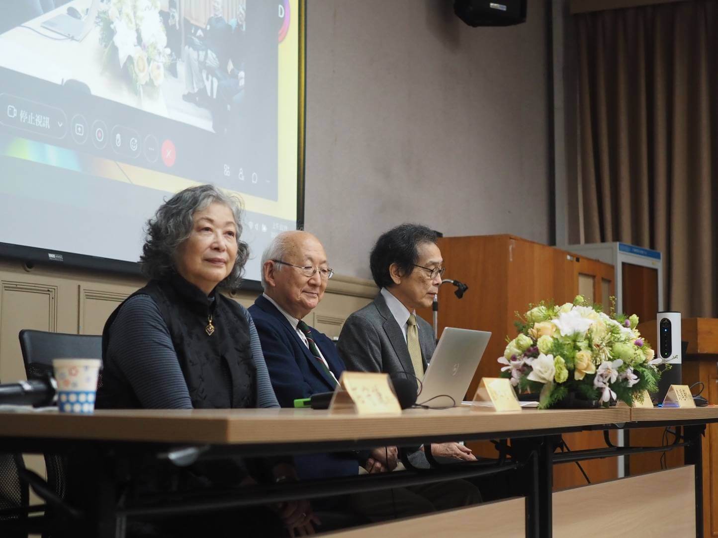 座談講者合影。左起：學習院大學名譽教授佐野みどり、慶應義塾大學名譽教授河合正朝、學習院大學教授島尾新。圖／中央研究院「東亞文化交流視域中的城市書寫」。