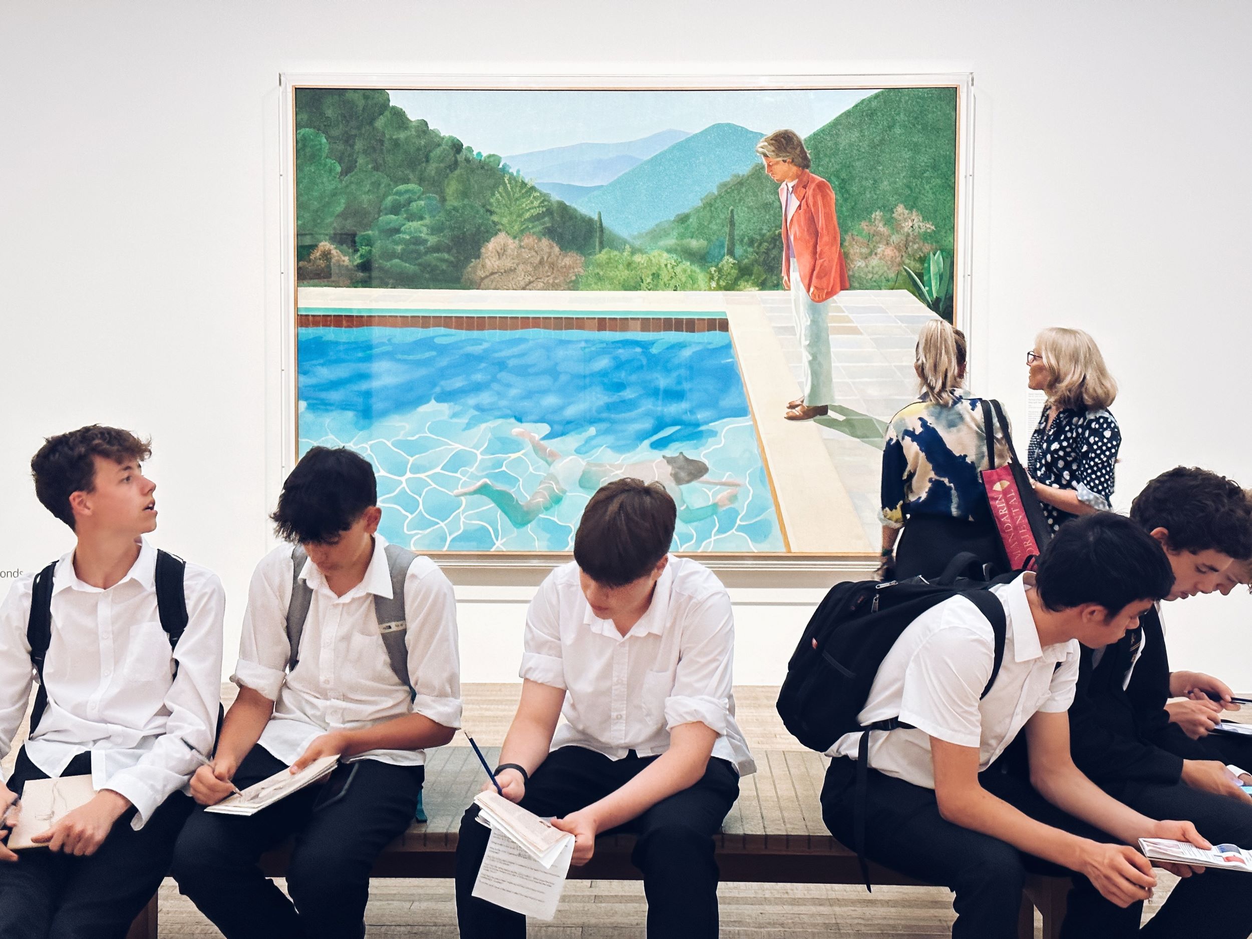 英國泰德現代美術館展覽「Capturing the Moment」現況，展出大衛・霍克尼繪出的《一位藝術家的畫像（游泳池與兩個人）》創在世藝術家的最高拍賣紀錄。（照片提供：國巨基金會YAGEO）