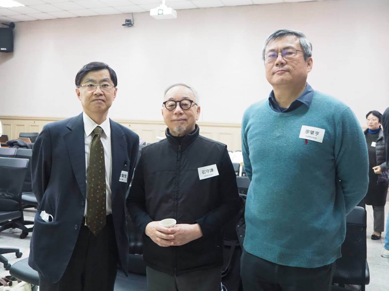 座談合作協辦人及引言人合影。左起：東大東洋文化研究所教授板倉聖哲、中研院院士石守謙、中研院文哲所研究員廖肇亨。圖／中央研究院「東亞文化交流視域中的城市書寫」。