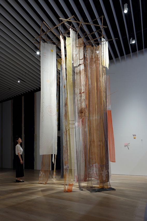 智利藝術家塞西莉亞・維昆亞的作品《Quipu Girok》（2021）是向韓國傳統紡織致敬。©森美術館