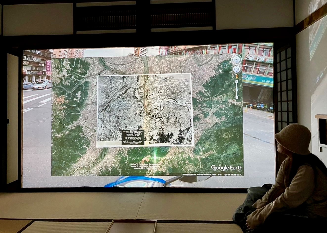 《再訪赤池》透過兩張地圖來揭露隱藏在技術影像功能之下的意識形態與偏誤，分別對照殖民化凝視與客觀地景的差異。圖為《再訪赤池》展覽現場。（本刊資料室）