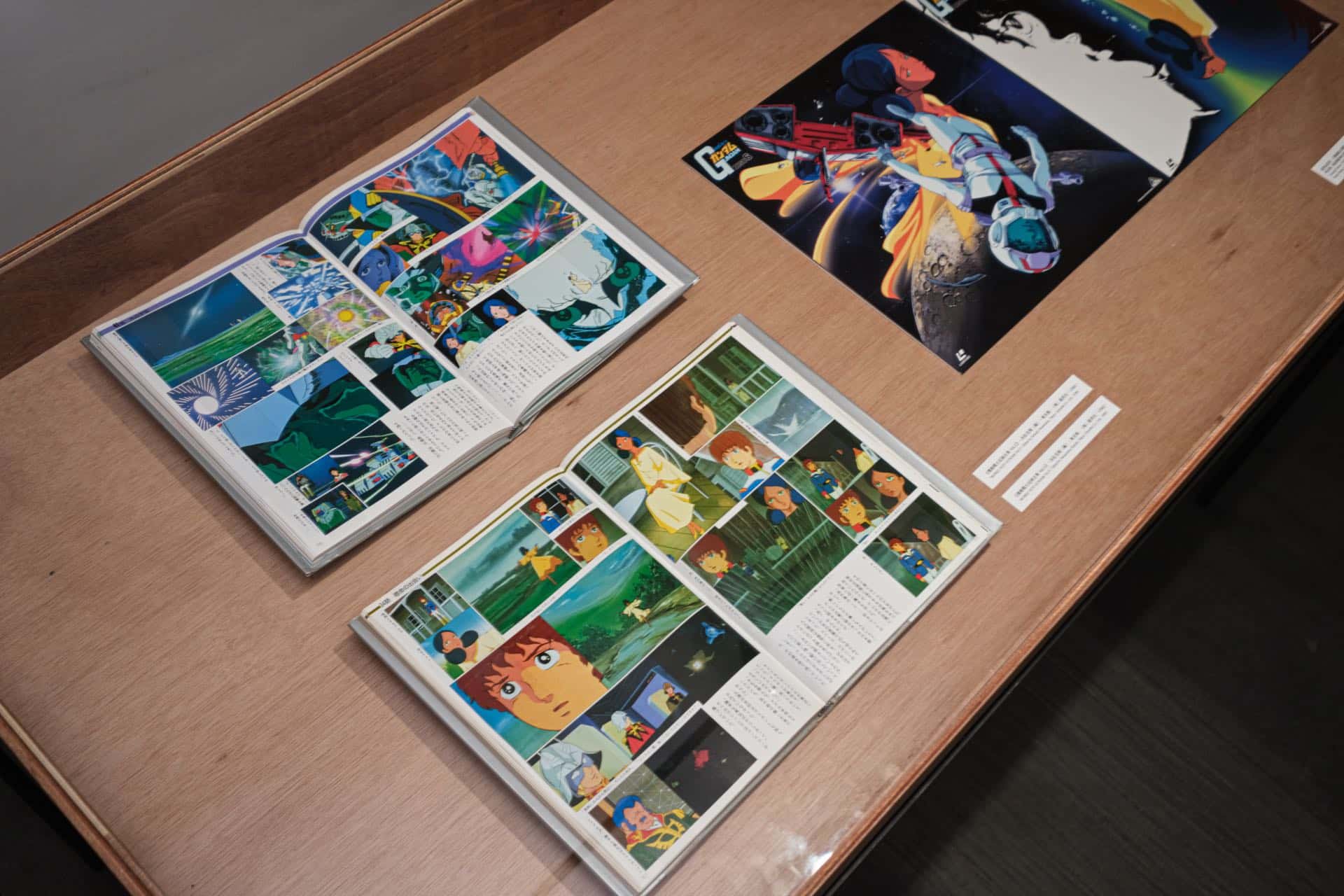 展覽中《機動戰士鋼彈》的存在若是代表一種大敘事時代的理念之爭。圖為展覽現場的《機動戰士鋼彈》漫畫。關渡美術館提供