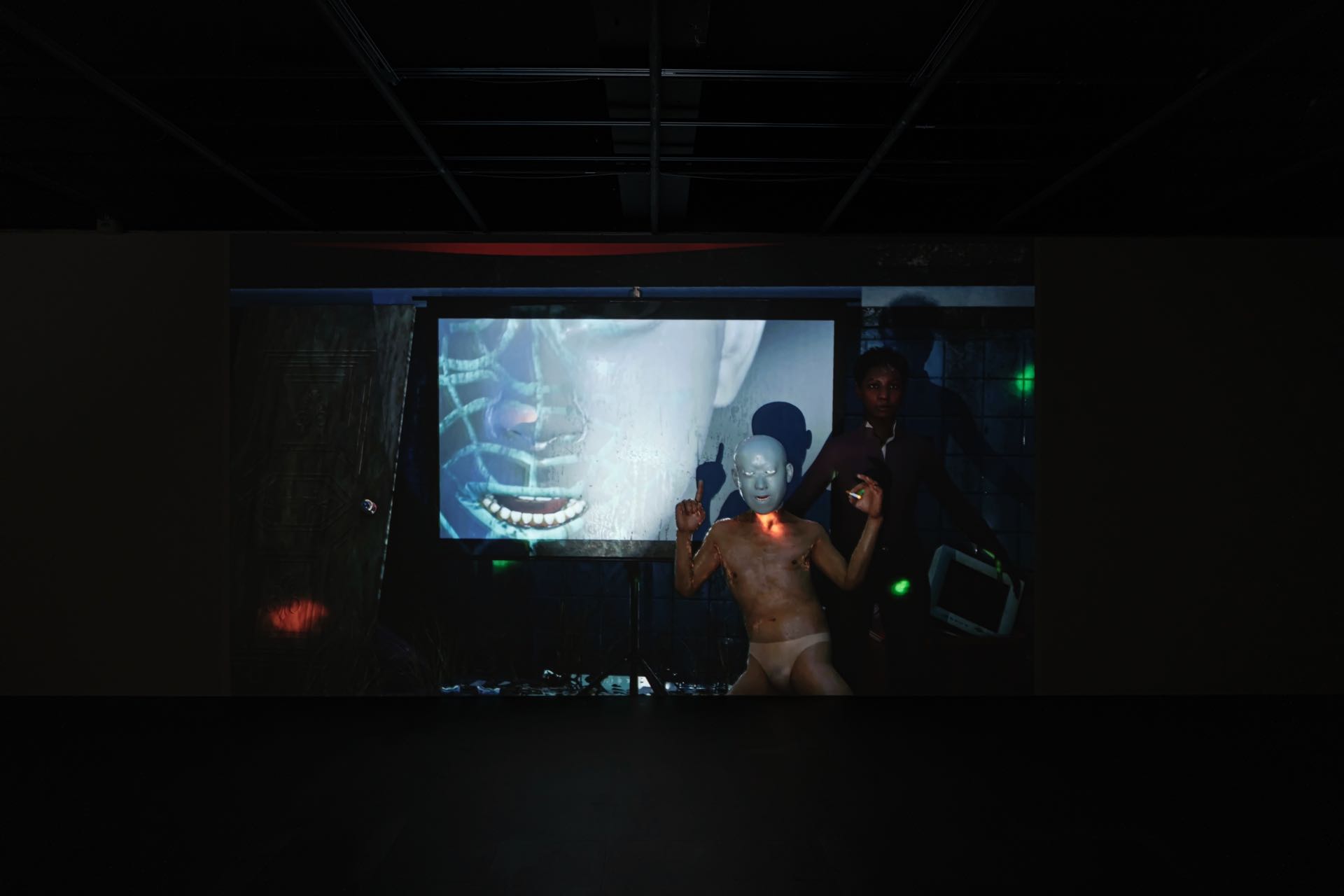 李亦凡作品多次以使用的軟件介面顯示自己，並在這種新資本主義全域式監控社會中不斷「登入」自己，利用個人資訊獲取影像生產工具。圖為《不好意思…請問一下這個怎麼打開》展覽現場。關渡美術館提供