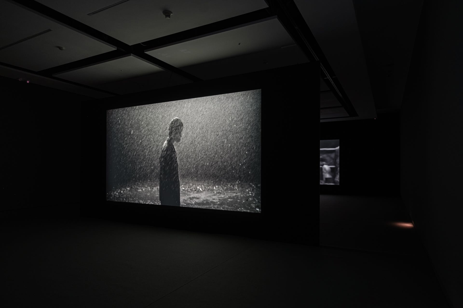 陳界仁展出作品之一《風摧肉身》（2022-2023）抑是從一種身體性創傷呈現「新自由主義／新殖民主義／新種姓制度的統治」。圖為陳界仁作品展覽現場。關渡美術館提供