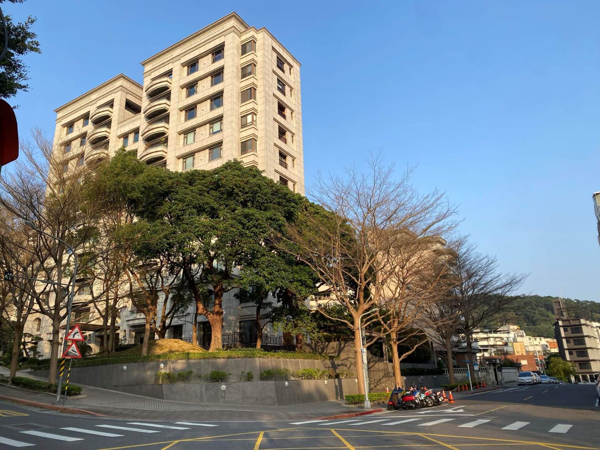 如今的天母教基地，無論是溫泉旅館或神社都已蕩然無存，當時通往溫泉的巴士道路也已建成大馬路。（攝影／劉錡豫）