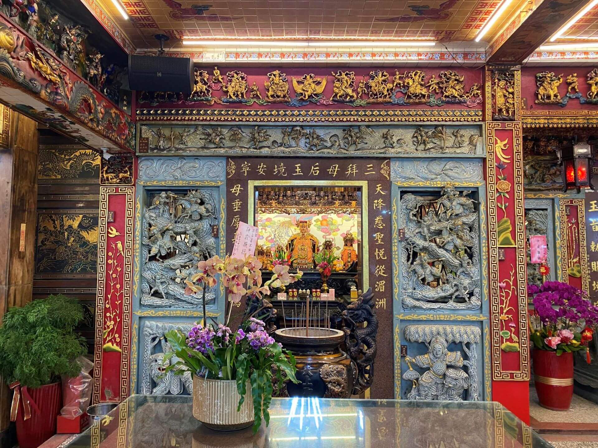 天母三玉宮祭祀媽祖的側殿。（攝影／劉錡豫）