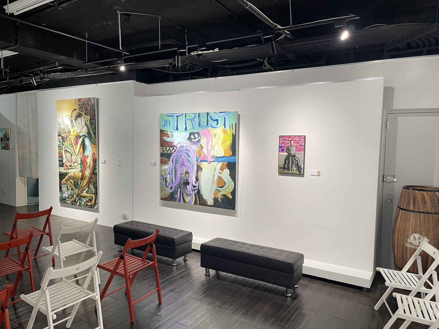 波翼藝術現場展出藝術家雷岱爾與常陵的畫作。（波翼藝術提供）